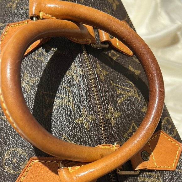 Louis Vuitton Brown Duffel Bag with Iconic Monogram and Leather Trim - Picture 4 of 16